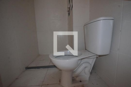 Banheiro de apartamento para alugar com 2 quartos, 50m² em Guaratiba, Rio de Janeiro