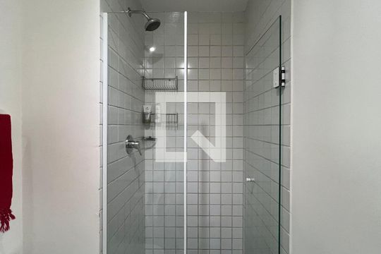 Banheiro de kitnet/studio à venda com 1 quarto, 57m² em Pinheiros, São Paulo