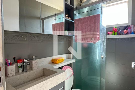 Banheiro de apartamento à venda com 2 quartos, 49m² em Vila Palmeiras, São Paulo
