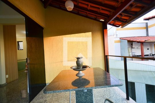 Varanda de casa à venda com 3 quartos, 550m² em Colégio Batista, Belo Horizonte