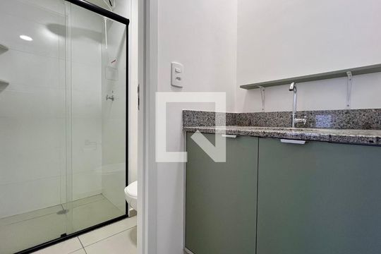 Banheiro de kitnet/studio para alugar com 1 quarto, 30m² em Pinheiros, São Paulo