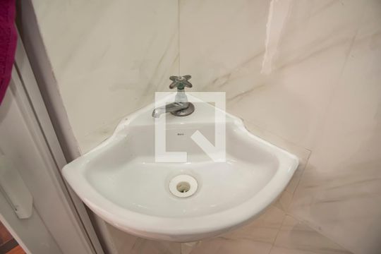 Banheiro de kitnet/studio para alugar com 1 quarto, 18m² em Vila Clementino, São Paulo