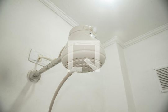 Banheiro de kitnet/studio para alugar com 1 quarto, 18m² em Vila Clementino, São Paulo
