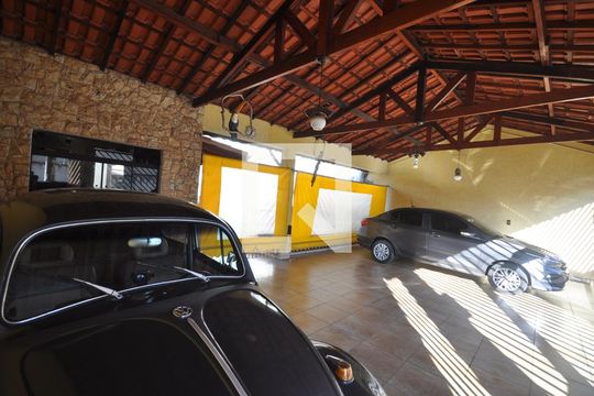 Garagem de casa à venda com 3 quartos, 325m² em Vila Santa Terezinha (zona Norte), São Paulo