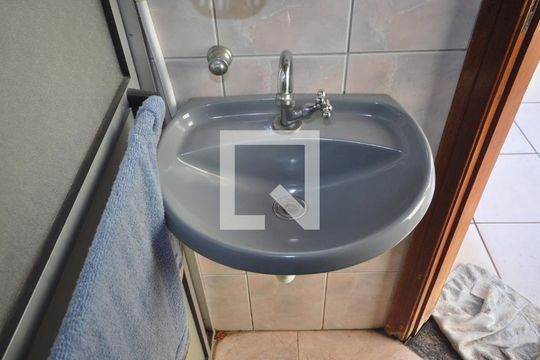 Banheiro de serviço de casa à venda com 3 quartos, 325m² em Vila Santa Terezinha (zona Norte), São Paulo