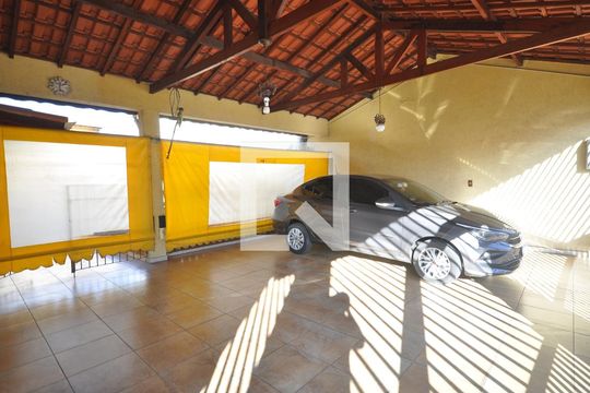 Garagem de casa à venda com 3 quartos, 325m² em Vila Santa Terezinha (zona Norte), São Paulo