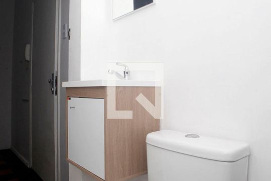 Banheiro de apartamento à venda com 1 quarto, 50m² em Floresta, Porto Alegre