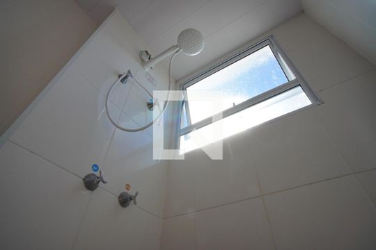 Banheiro de apartamento à venda com 2 quartos, 44m² em Morro Santana, Porto Alegre