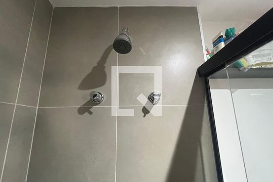 Banheiro de kitnet/studio à venda com 1 quarto, 19m² em Pinheiros, São Paulo
