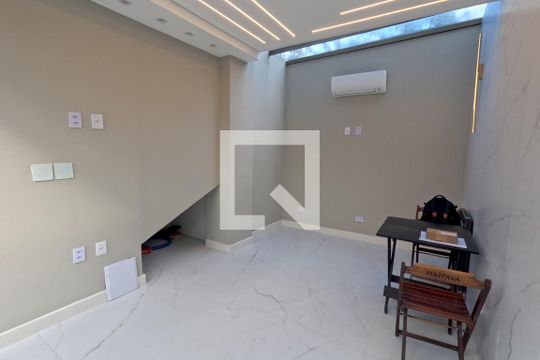 Sala de casa para alugar com 4 quartos, 240m² em Campo Grande, Santos