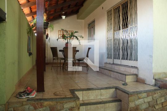 Área Externa de casa à venda com 3 quartos, 130m² em Conjunto Agua Branca, Contagem
