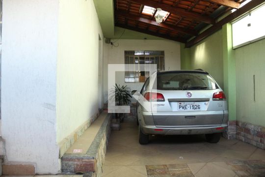 Garagem de casa à venda com 3 quartos, 130m² em Conjunto Agua Branca, Contagem