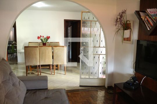 Sala de casa à venda com 3 quartos, 130m² em Conjunto Agua Branca, Contagem