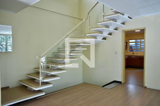 Escadas de casa à venda com 4 quartos, 223m² em Planalto Paulista, São Paulo