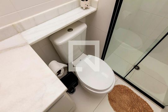 Banheiro de kitnet/studio para alugar com 1 quarto, 28m² em República, São Paulo