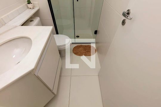 Banheiro de kitnet/studio para alugar com 1 quarto, 28m² em República, São Paulo