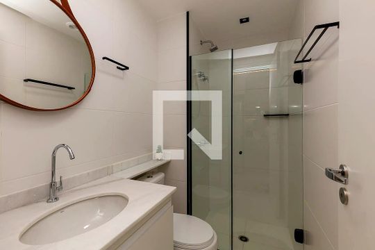Banheiro de kitnet/studio para alugar com 1 quarto, 28m² em República, São Paulo