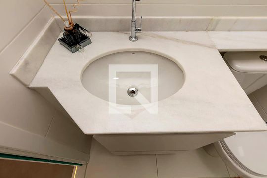 Banheiro de kitnet/studio para alugar com 1 quarto, 28m² em República, São Paulo