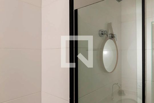 Banheiro de kitnet/studio para alugar com 1 quarto, 28m² em República, São Paulo
