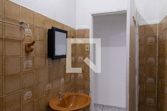 Banheiro de casa para alugar com 1 quarto, 43m² em Jardim Santa Tereza, Carapicuíba