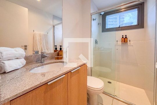 Banheiro de kitnet/studio à venda com 1 quarto, 39m² em Pinheiros, São Paulo