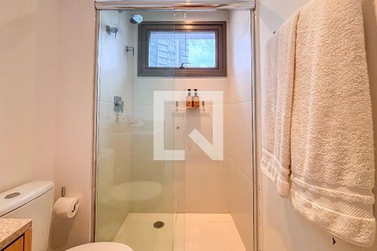 Banheiro da Suíte de kitnet/studio à venda com 1 quarto, 39m² em Pinheiros, São Paulo