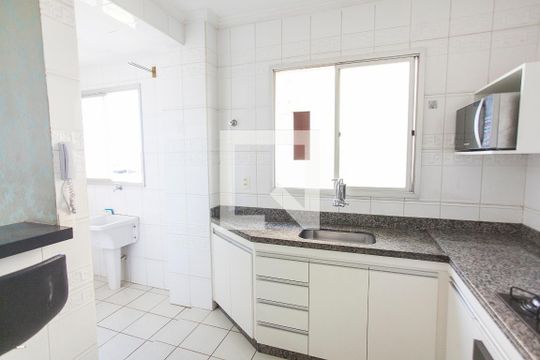 Cozinha de apartamento para alugar com 2 quartos, 65m² em Umuarama, Uberlândia