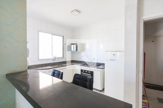 Cozinha de apartamento para alugar com 2 quartos, 65m² em Umuarama, Uberlândia