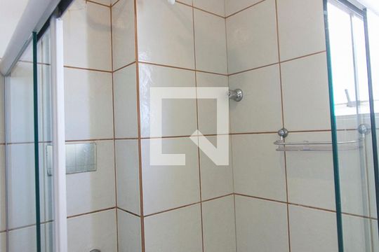 Banheiro  de apartamento para alugar com 2 quartos, 65m² em Umuarama, Uberlândia