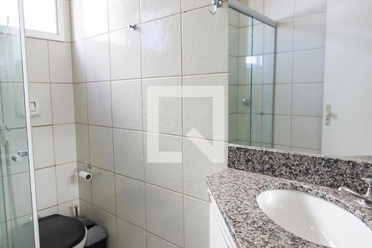 Banheiro  de apartamento para alugar com 2 quartos, 65m² em Umuarama, Uberlândia