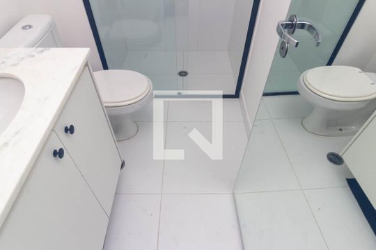 Banheiro de kitnet/studio para alugar com 1 quarto, 27m² em Vila Buarque, São Paulo