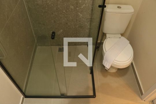 Banheiro de kitnet/studio para alugar com 1 quarto, 23m² em Perdizes, São Paulo