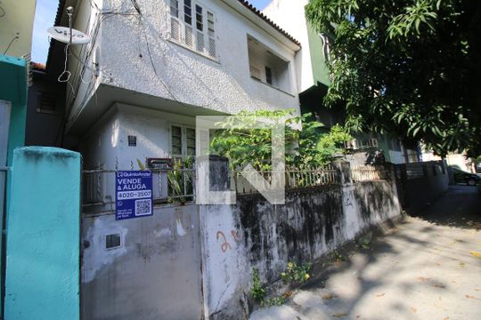Fachada de casa à venda com 1 quarto, 120m² em Olaria, Rio de Janeiro
