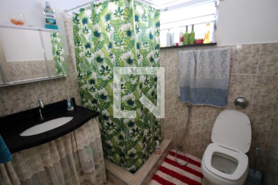 Banheiro de casa à venda com 1 quarto, 120m² em Olaria, Rio de Janeiro