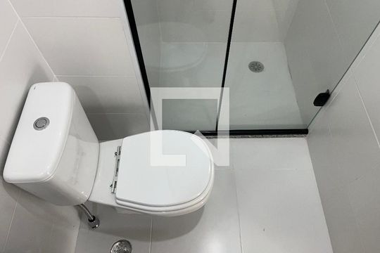 Banheiro de apartamento para alugar com 2 quartos, 55m² em Vila Anastácio, São Paulo