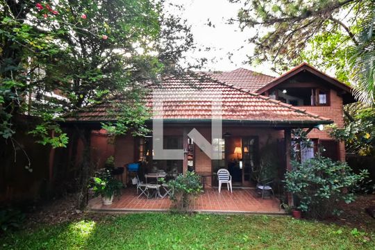 Fachada Posterior de casa para alugar com 4 quartos, 568m² em Jardim Leonor, São Paulo