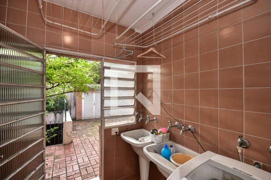 Área de Serviço de casa para alugar com 4 quartos, 568m² em Jardim Leonor, São Paulo