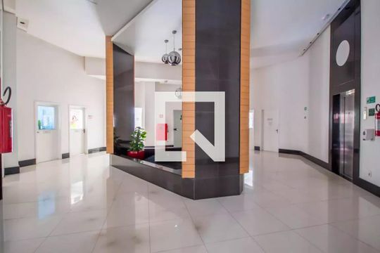 Hall de entrada de apartamento à venda com 3 quartos, 104m² em Km 18, Osasco