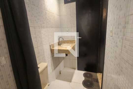 Banheiro de casa para alugar com 2 quartos, 60m² em Boca do Rio, Salvador
