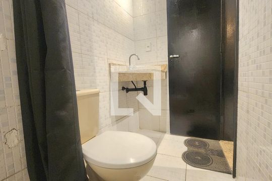 Banheiro de casa para alugar com 2 quartos, 60m² em Boca do Rio, Salvador