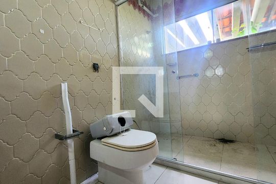Banheiro do Quarto 5 de casa para alugar com 7 quartos, 800m² em Itaigara, Salvador
