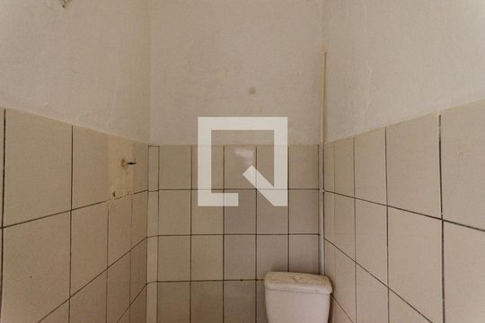 Banheiro de casa para alugar com 1 quarto, 40m² em Parque Maria Domitila, São Paulo