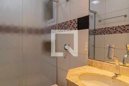 Banheiro Suíte 1 de casa à venda com 3 quartos, 270m² em Vila Marieta, São Paulo