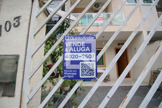 Placa de casa de condomínio à venda com 3 quartos, 180m² em Taquara, Rio de Janeiro