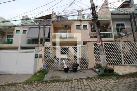 Fachada Placa de casa de condomínio à venda com 3 quartos, 180m² em Taquara, Rio de Janeiro