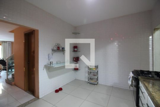 Cozinha de casa de condomínio para alugar com 3 quartos, 180m² em Taquara, Rio de Janeiro
