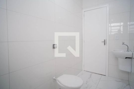 Banheiro 1 de casa para alugar com 2 quartos, 135m² em Vila Nhocune, São Paulo