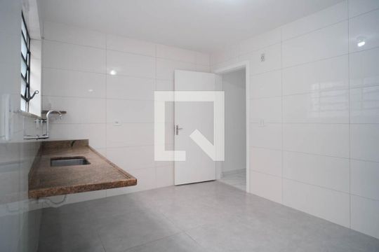 Cozinha de casa para alugar com 2 quartos, 135m² em Vila Nhocune, São Paulo