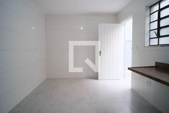 Cozinha de casa para alugar com 2 quartos, 135m² em Vila Nhocune, São Paulo