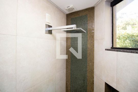 Banheiro da Suíte 5 de casa de condomínio para alugar com 5 quartos, 1000m² em Sh Contagem, Brasília